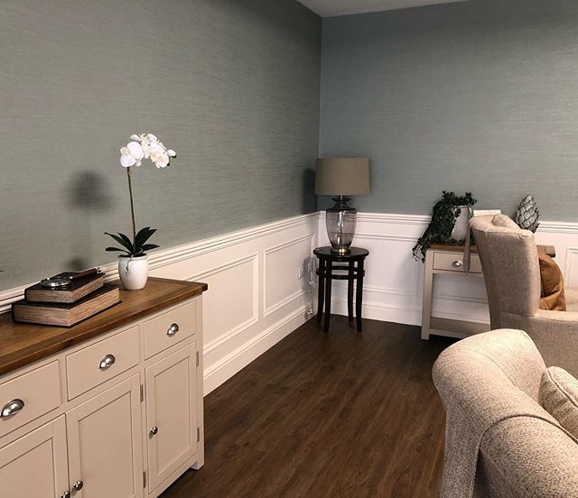 NewHinteriors's tweet photo. Wainscoting finished with ‘pointing’ by farrow and ball. #wainscoting #wallpanelling #livingroomdecor @farrowandball https://t.co/tZBeCKeYqu