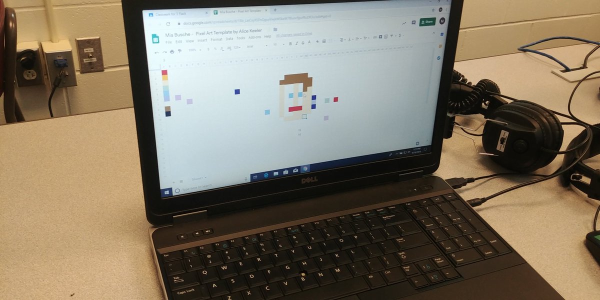 LatchamSarah's tweet photo. Working on logging in to the laptops, Google and creating some art with 3rd grade. #VanAllenPride #iccsdtl https://t.co/KsSCTwTD6S