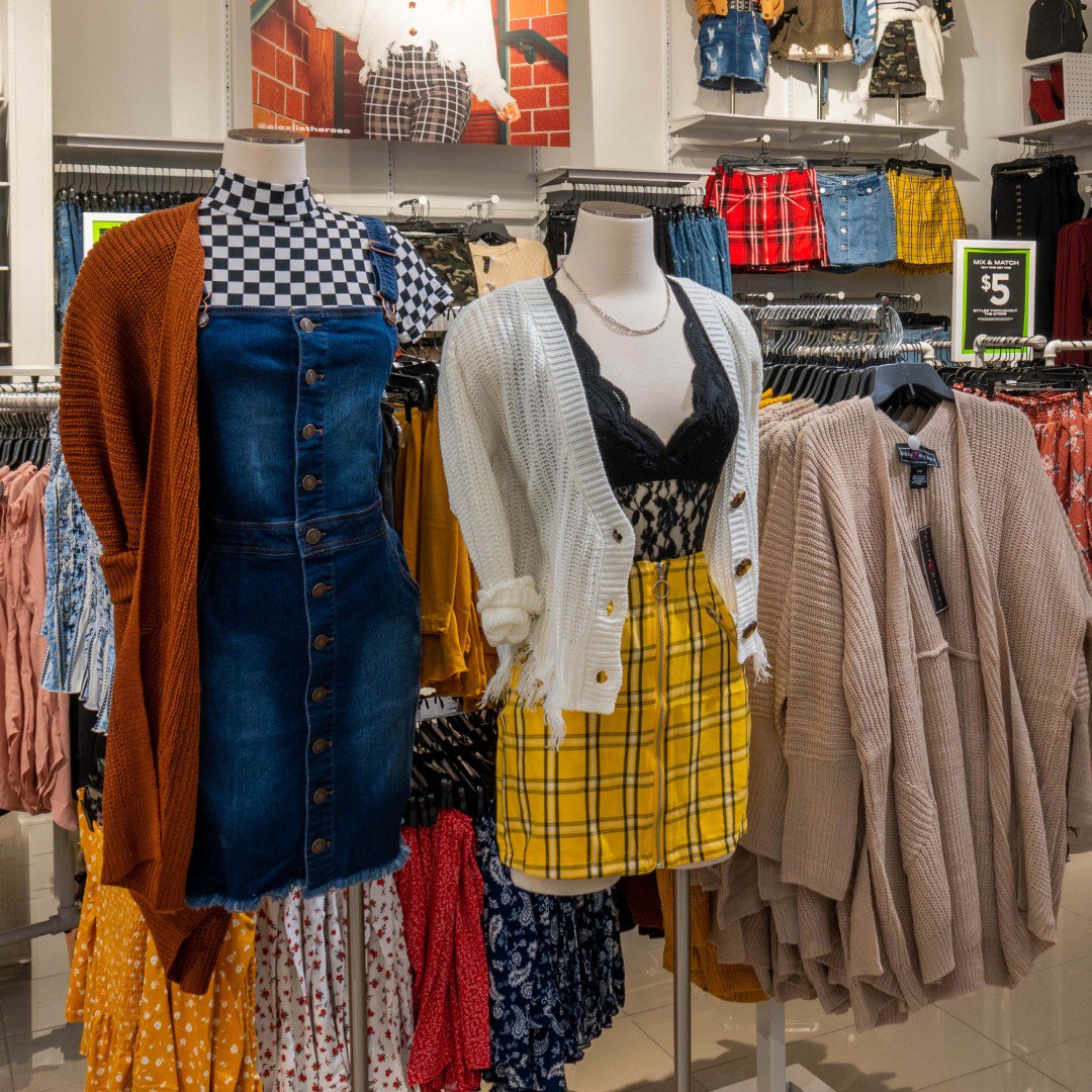 rue21's tweet image. Just here to give your timeline #ootd inspo 😍 LAST CHANCE! Take $10 off $50, $20 off $75, $40 off $100 and $60 off $150, in-store and online!  #fallootd  #rue21 bit.ly/2kjbJxN