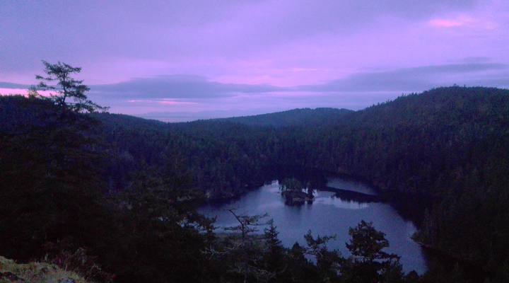 PCUWC's tweet photo. Can you guess where this picture was taken? Tag a friend if you’ve been there already! #earlybirds #sunrise #specialviews #morninghikes #cloudymorning #motivation #whileyousleep #PCUWC #vancouverisland #studentlife #lake #nature https://t.co/0dIa3WaRfC