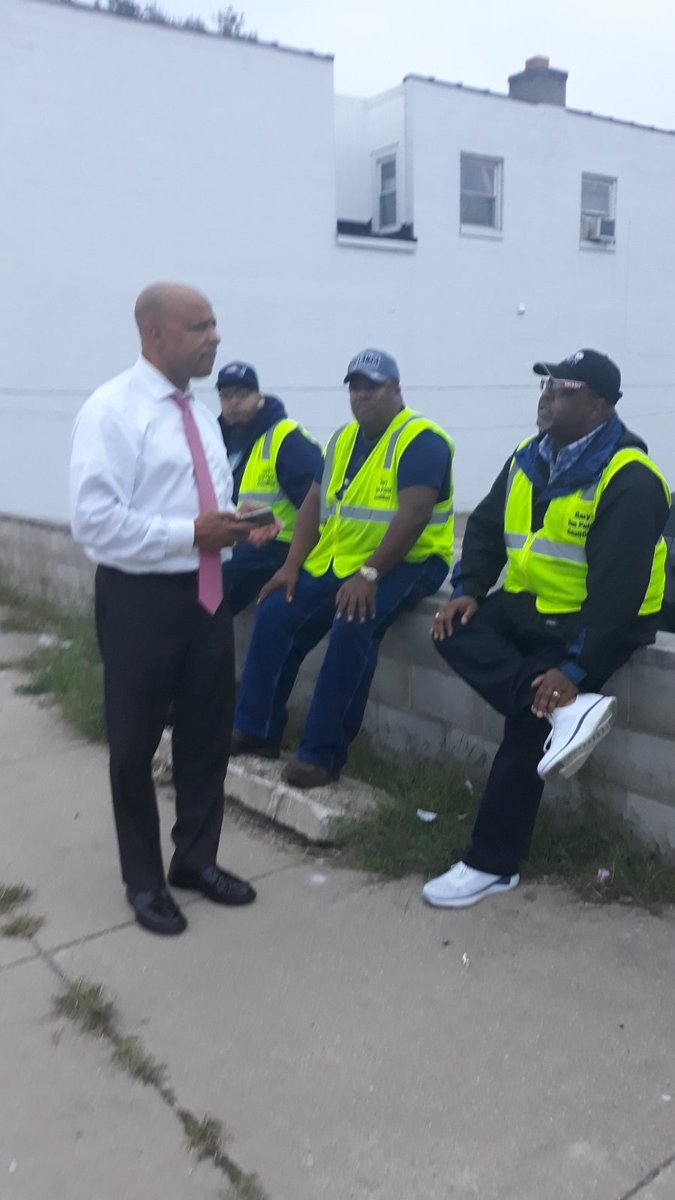garytenpoint's tweet photo. GTPC, it was awesome to have our Newly Elect Mayor, Jerome Prince, stop by and provide some encouragement. We stop by the new Beggars Pizza in Glen Park. Lot of people out. Great business for our community.  Glen Park is turning it around. https://t.co/CEooGJF6tE