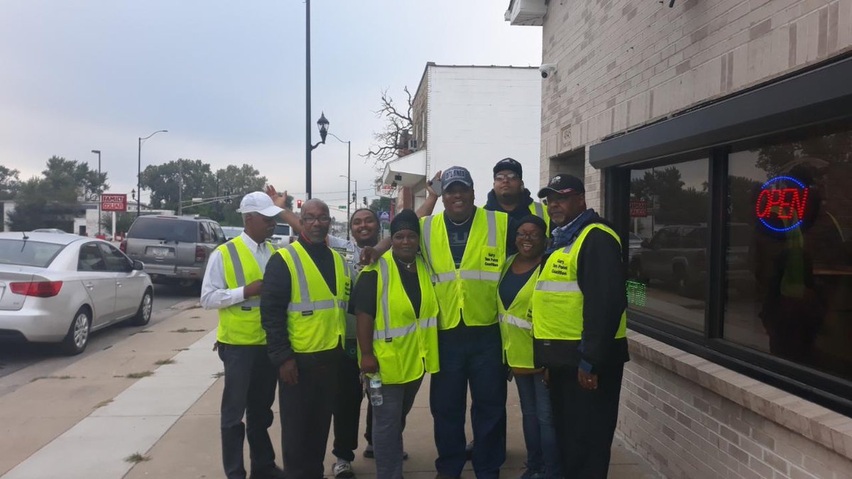 garytenpoint's tweet photo. GTPC, it was awesome to have our Newly Elect Mayor, Jerome Prince, stop by and provide some encouragement. We stop by the new Beggars Pizza in Glen Park. Lot of people out. Great business for our community.  Glen Park is turning it around. https://t.co/CEooGJF6tE