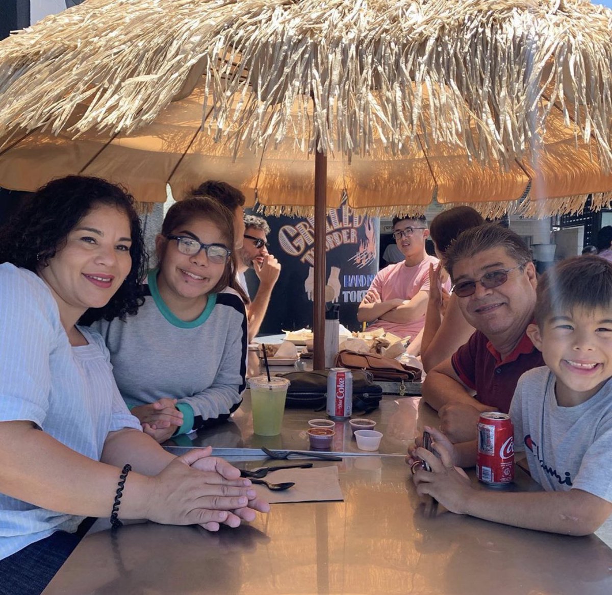 Family that east together 🖤 

#cerveteca #culvercity #family 📸 <a href="/krusita/">Ida Krusita</a>