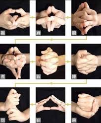 تويتر シャリ على تويتر Urihcim666 僕がカッコイイと思っているのは孔雀王の手をハットリくんみたいにして呪文いうやつと大魔王バーンの天地魔闘の構えです 参考画像は手持ちが無かったので適当に拾ってきました T Co 0sg7mciezn