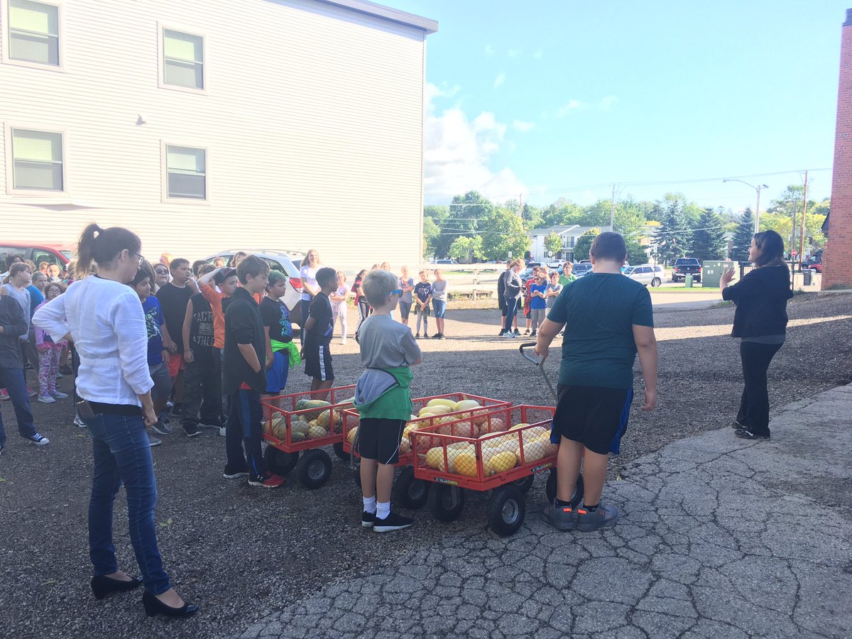MrsSimacek's tweet photo. Quest students delivered the squash with recipes to the Food Pantry on Friday. Amy Pollesch and Julie Elliott were very grateful. Students reviewed upon returning the kindness and empathy their hard work showed. #questelem #riponwiproud #mpqtigerway #growthegood https://t.co/PxS0JIiHA6