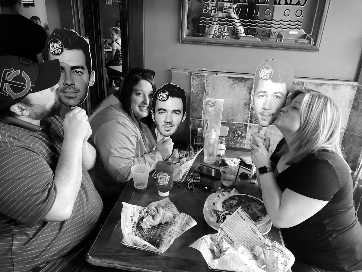 AbbieAHill's tweet photo. When your #brotherinlaw calls himself the #bonusbonusjonas you agree. #KDWBJonas @1013KDWB #upgrademe #kisses https://t.co/7gnBqFgBVz
