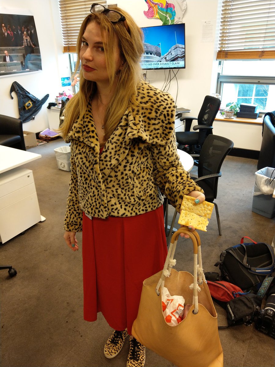 EXCLUSIVE RECREATION:  @AmyRemeikis confirms normal-sized hands cannot hold saladas in this fashion, CHEDS CONFIRMED