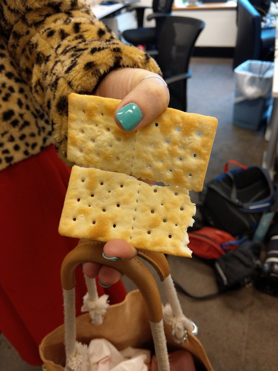 EXCLUSIVE RECREATION:  @AmyRemeikis confirms normal-sized hands cannot hold saladas in this fashion, CHEDS CONFIRMED