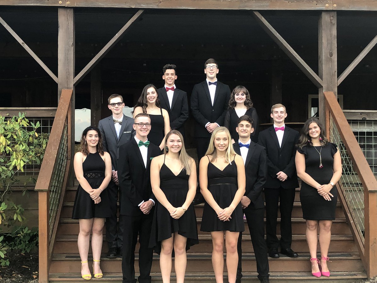 LeechburgPride's tweet photo. The 2019 Homecoming Court. S/O to  @lingrowfarm and @AngiePants1970!! 💙👑💙 #bluedevilpride https://t.co/hy1Y0BTIfy