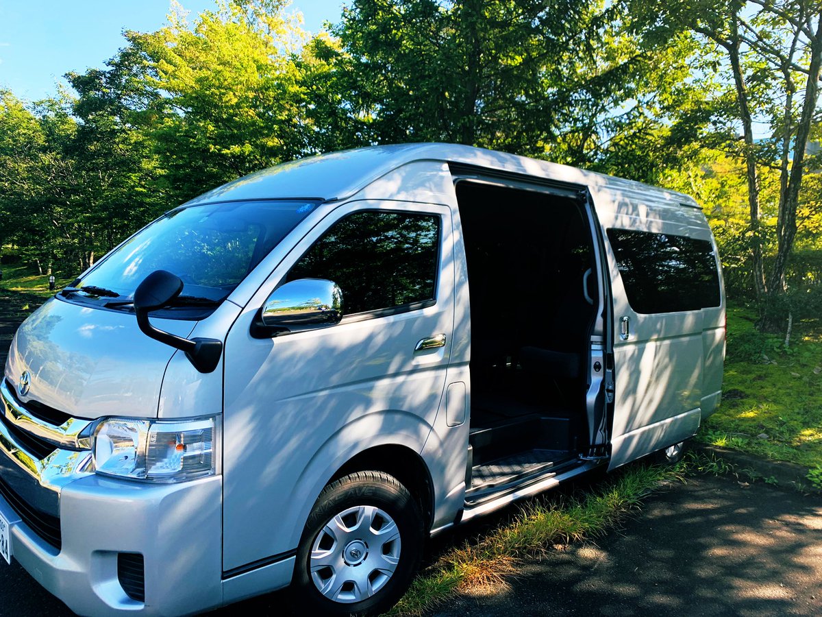 きんたこ 今日こんな大きな車運転するの人生初です 10人乗り 座席の奥行きが大きすぎてブラックホールみたい