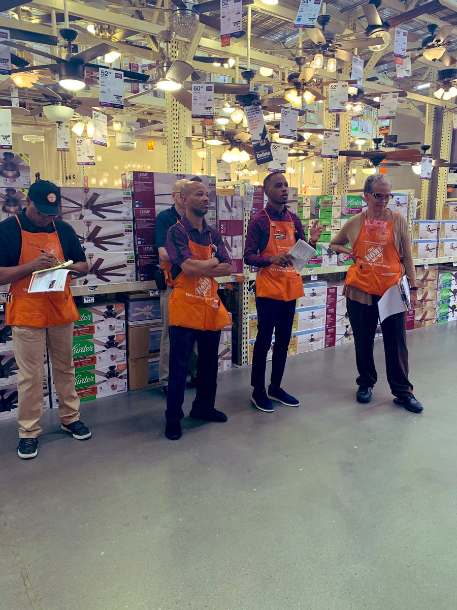 kathy102894's tweet photo. Great job Corey SASM leading the store walk in D23 with our merchandising DS’s🙌🏾 Power is Knowledge @daniel_opene1 https://t.co/fK0SS88t79