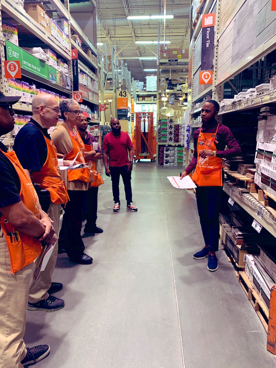 kathy102894's tweet photo. Great job Corey SASM leading the store walk in D23 with our merchandising DS’s🙌🏾 Power is Knowledge @daniel_opene1 https://t.co/fK0SS88t79