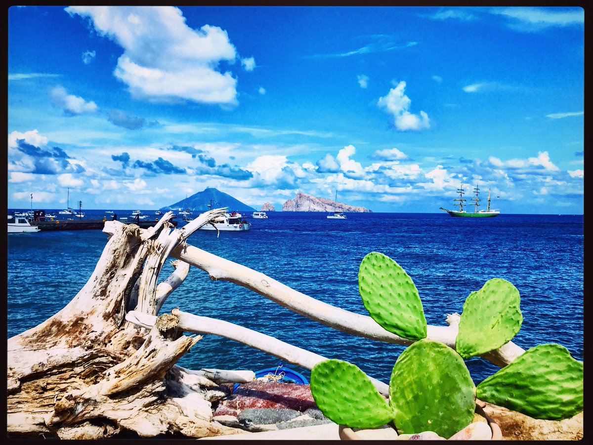 GiovannaCammar5's tweet photo. #seaview #panarea #panareaisland #ficodindia🌵 #stromboli🌋 #basiluzzo #sailboat⛵️ https://t.co/YQvb45AiiK