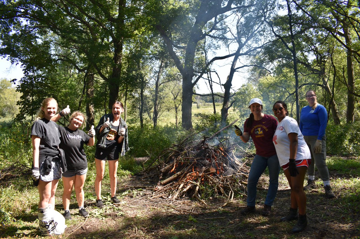 LoyolaSES's tweet photo. Have you ever visited LUREC? Restoration Work Days are the best days to go! You learn so much and experience nature like no other. Thank you LUC Restoration for this past Work Day!! Hope to see more people there at the next one in October. π²ππππ±ππ #LUREC https://t.co/O9bZjQ7MpR