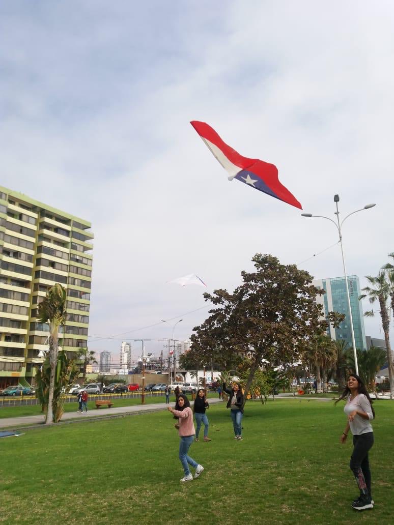 V_teletonIqq's tweet photo. “No hay risa que sea mala, 
ni pena que sea guena, 
y pá pasarla mejor, 
dejo estas payas Chilenas” 🇨🇱

#Súmate y #Amigos de #Iquique 😊, disfrutaron una linda tarde elevando volantines junto a voluntarios de #Teletón ❤️ https://t.co/l1ajQlTwEA