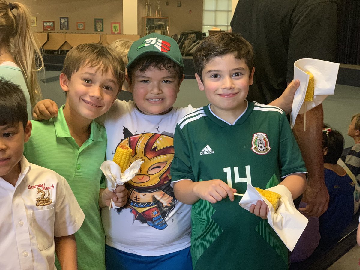 moraimeldaa's tweet photo. Celebrando el día de independencia cómo se debe... ¡a lo grande! Gracias @MrRobles13 y @MarthaVargas87 por su liderazgo en organizar este evento. #bethewe @WoodridgeElem https://t.co/oQCbdZyBOj