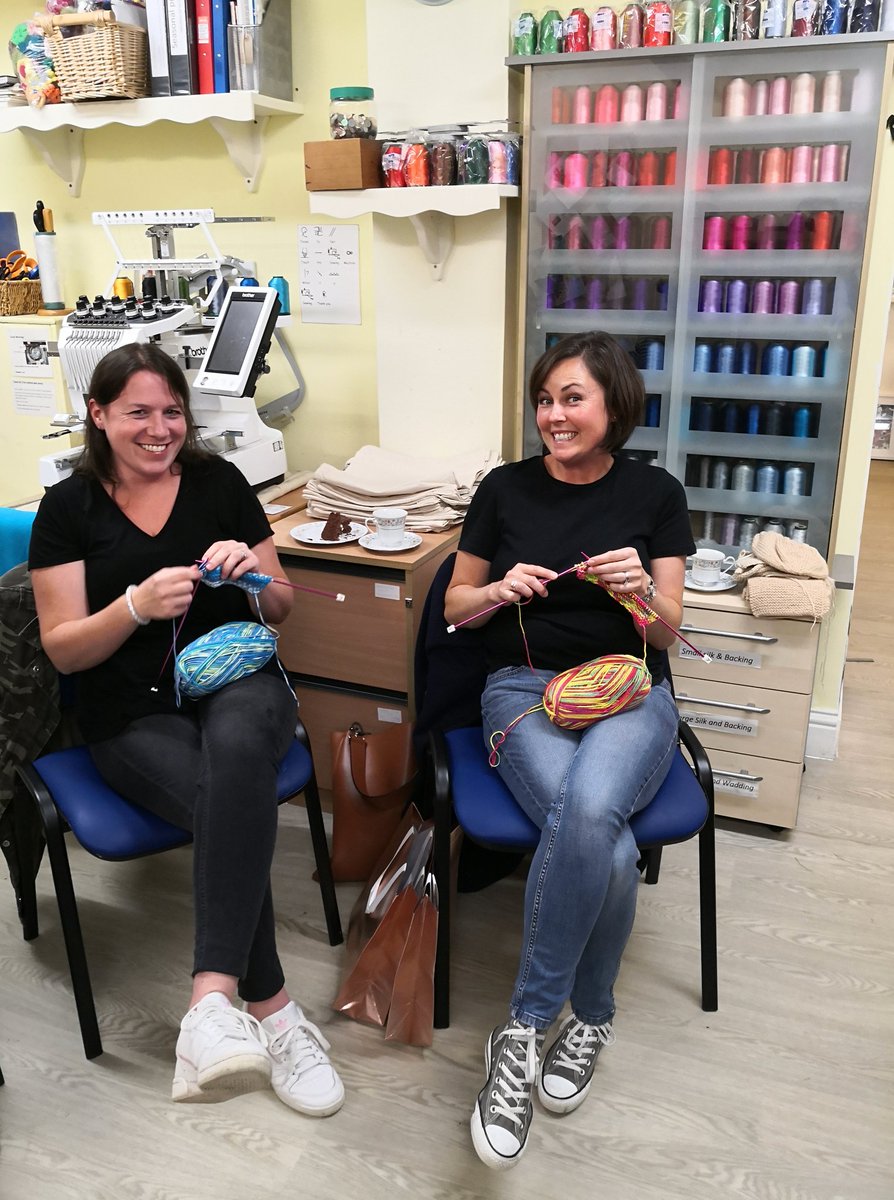 GrangeCentreCEO's tweet photo. Great to see @GrangeNumber5 in #Bookham in use on a Monday night. 7 happy knitters are taking part in a beginners' workshop with https://t.co/gt1b3aiRFA - inspired by the artistic setting and some chunks of luscious choccy cake made by @TheGrangeCentre https://t.co/uF7AKEZu0T
