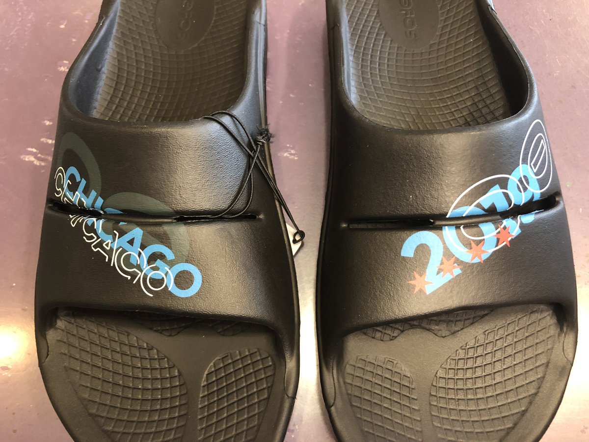 RunningForKicks's tweet photo. The limited addition 2019 #ChicagoMarathon #OOFOS are here! Get this year’s style in time for pre-race recovery! Your feet will thank you after 26.2 miles! Unfortunately because it’s limited addition, we can not take special orders. Come in and check them out! 
#palosheights https://t.co/lAK4DPfasD