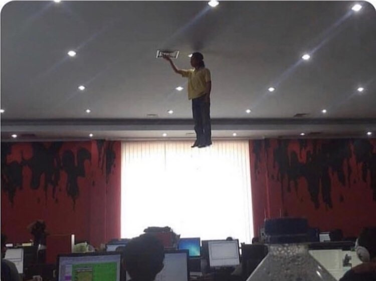 FarhanFazni's tweet image. How people fixed light bulbs before isaac newton invented gravity