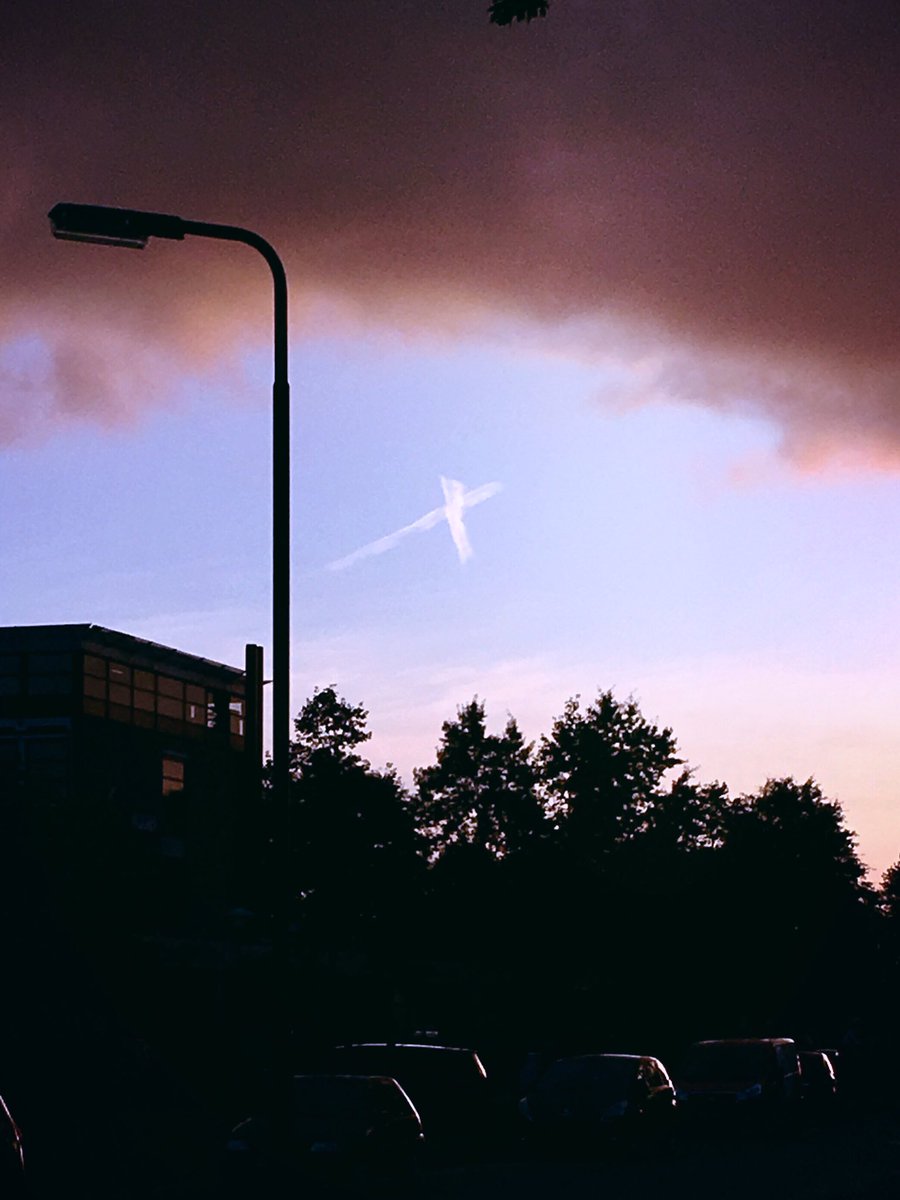 Magriiet's tweet photo. Als je iemand mist dan wil je geloven dat de hemel een kusje stuurde vanavond.. ✨
#avond #wolken #kus #liefde #gemis #vooraltijd https://t.co/XNV6sbismn