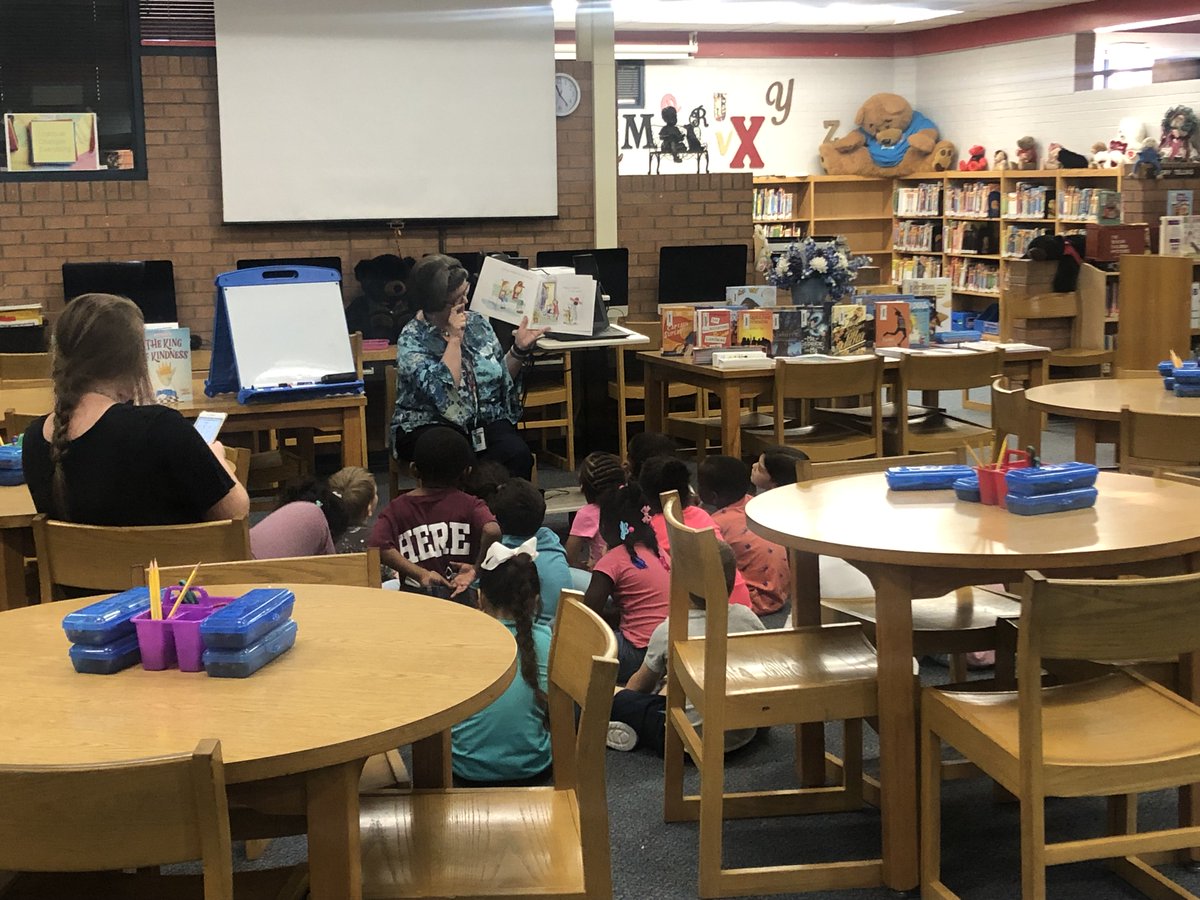 BISD_Libraries's tweet photo. Story Time is Learning Time!  @Branch_BISD Bears are reading about #Kindness in the Branch Library.  #LoveOurBISDLibraries #EncourageTheHeart #TellTheStory #BeEssential #LibrariesAreEssential #Essential8 @BryanISD  @BISD_ITech https://t.co/64sgRJXE44