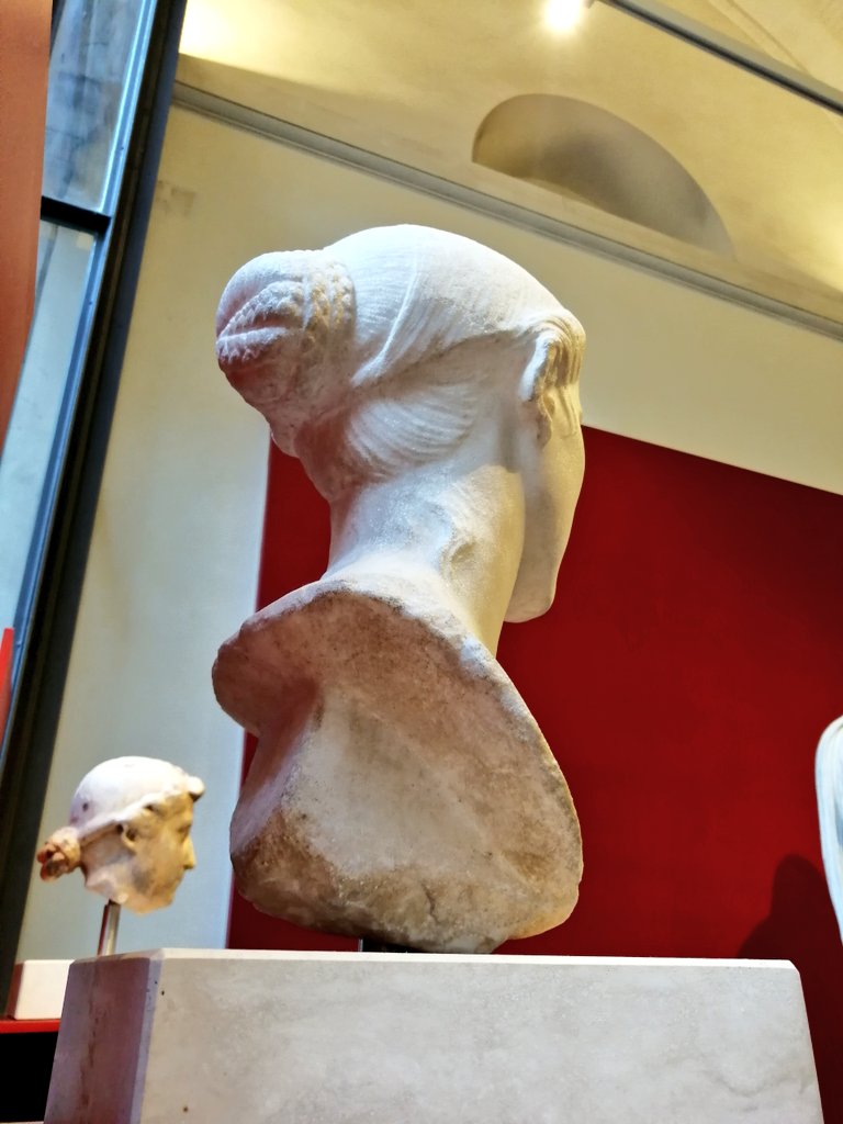 xxlisistrataxx's tweet photo. Acostumbrados como estamos a ver las esculturas de frente, a veces pasan desapercibidos pequeños pero curiosos detalles: los peinados femeninos. 

A la izquierda Octavia, hermana de Augusto, y a la derecha Livia, su mujer.

(Palazzo Massimo, Museo Nazionale Romano). https://t.co/RJAD3E1nAd