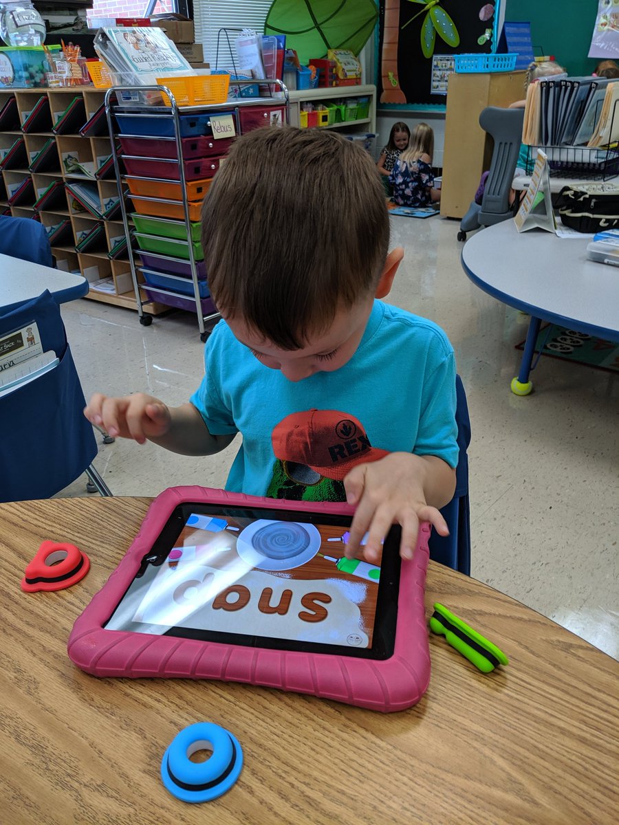 JenWCop's tweet photo. Listening for vowels during literacy centers in HalfDayK!  We are using our senses and @TigglyKids to practice our knowledge!
#HalfDayK
#Alexcellence https://t.co/LoE4CQAyWe