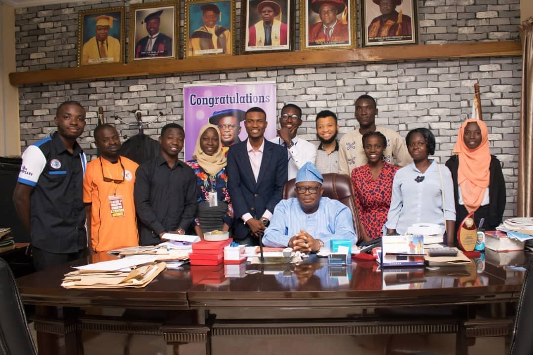 The let's do it team with the Vice Chancellor. #worldcleanupday #letsdoitagain #lautech #underg #ogbomoso #oyostate #ladokites @jci_nigeria @LetsDoitNigeria @WorldCleanupDay