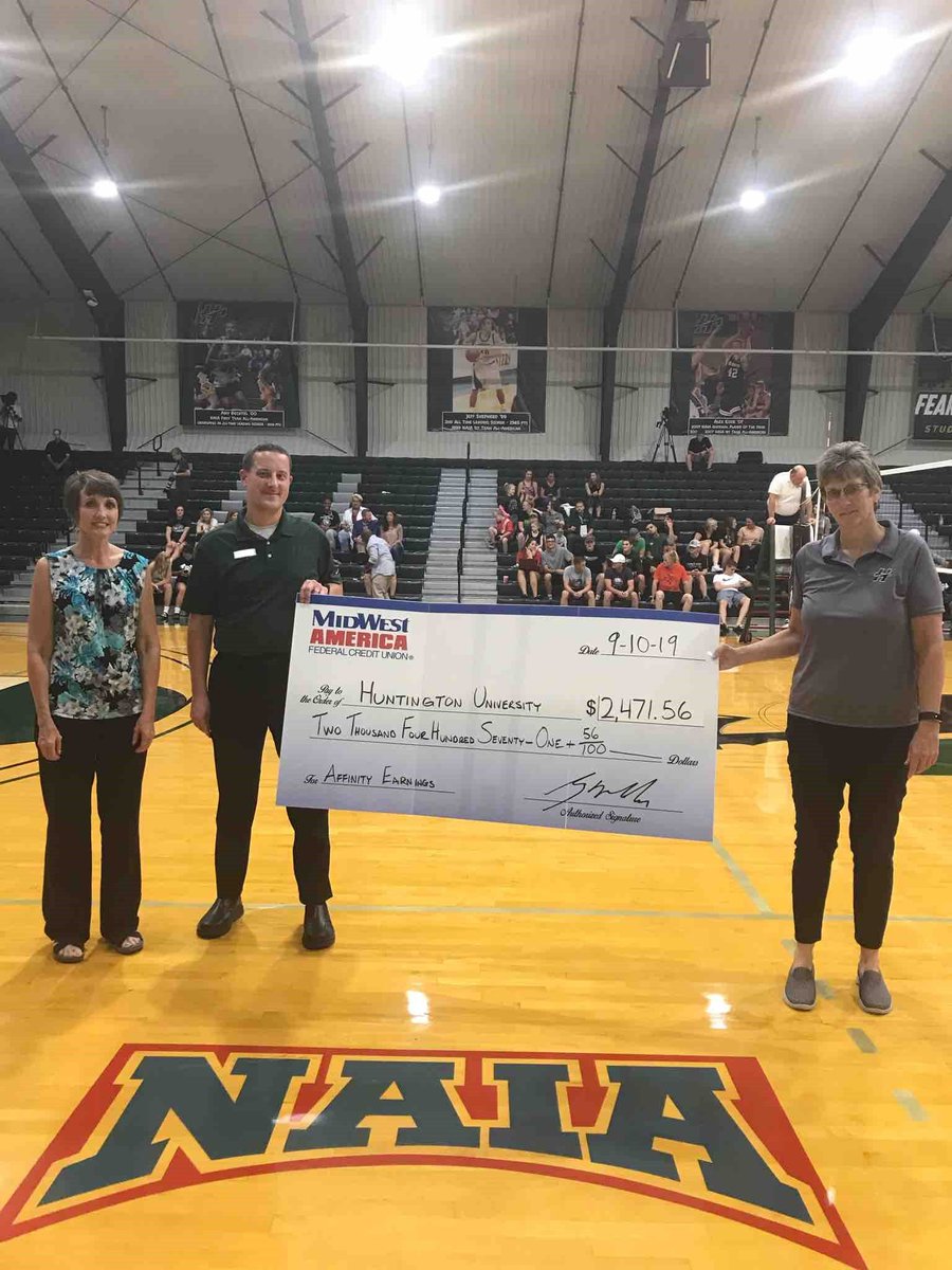 mwafcu's tweet photo. Last week we gave out even more #BigChecks. We were at #SniderHS, #HuntingtonNorthHS, #WayneHS & #HuntingtonUniversity giving out our affinity earnings. Learn how you can help your school here https://t.co/oxxSogStrA #MidWestGivesBack #AffinityCards @HuntingtonU @FtWayneCommSkls https://t.co/xqYCmW1Mto
