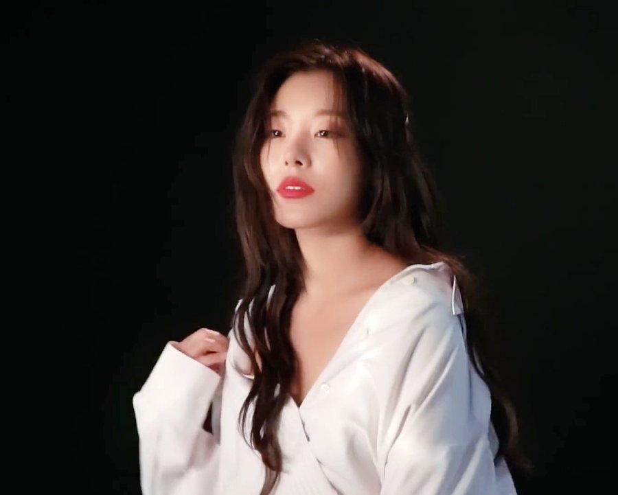 bts700000's tweet photo. Wheein is an angel #WheeinIsLoved #GetWellSoonWheein #마마무 #휘인 
#휘인_비상하다 https://t.co/8RU2PpaVop
