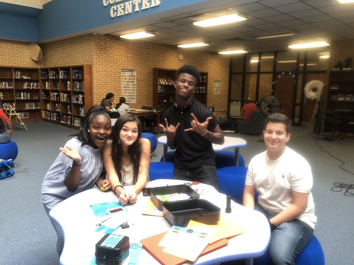 Hunt_High_NC's tweet photo. Mrs. Pollock’s English class broke out of the #HuntHighMC during their library orientation! Talk with your English teacher to find out when you get to participate! #breakoutedu @breakoutEDU @WilsonSchoolsNC https://t.co/VqjFbkfY6G