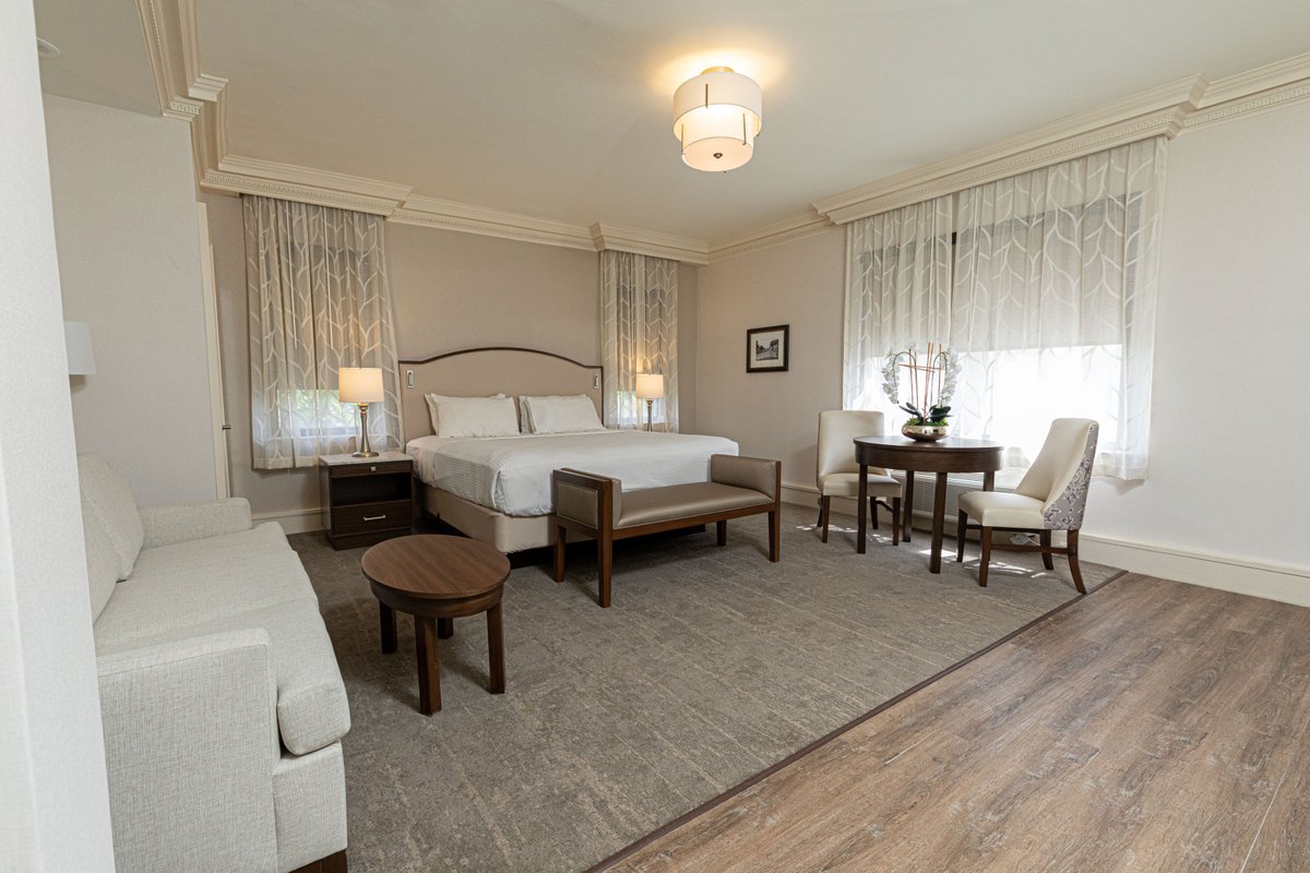 We are thrilled to share a peek into our newly renovated rooms at the Grand Summit! Honoring our roots, these rooms are top of style and comfort, with no detail overlooked. 

Same great hospitality, new look. Book your stay now: GrandSummit.com
