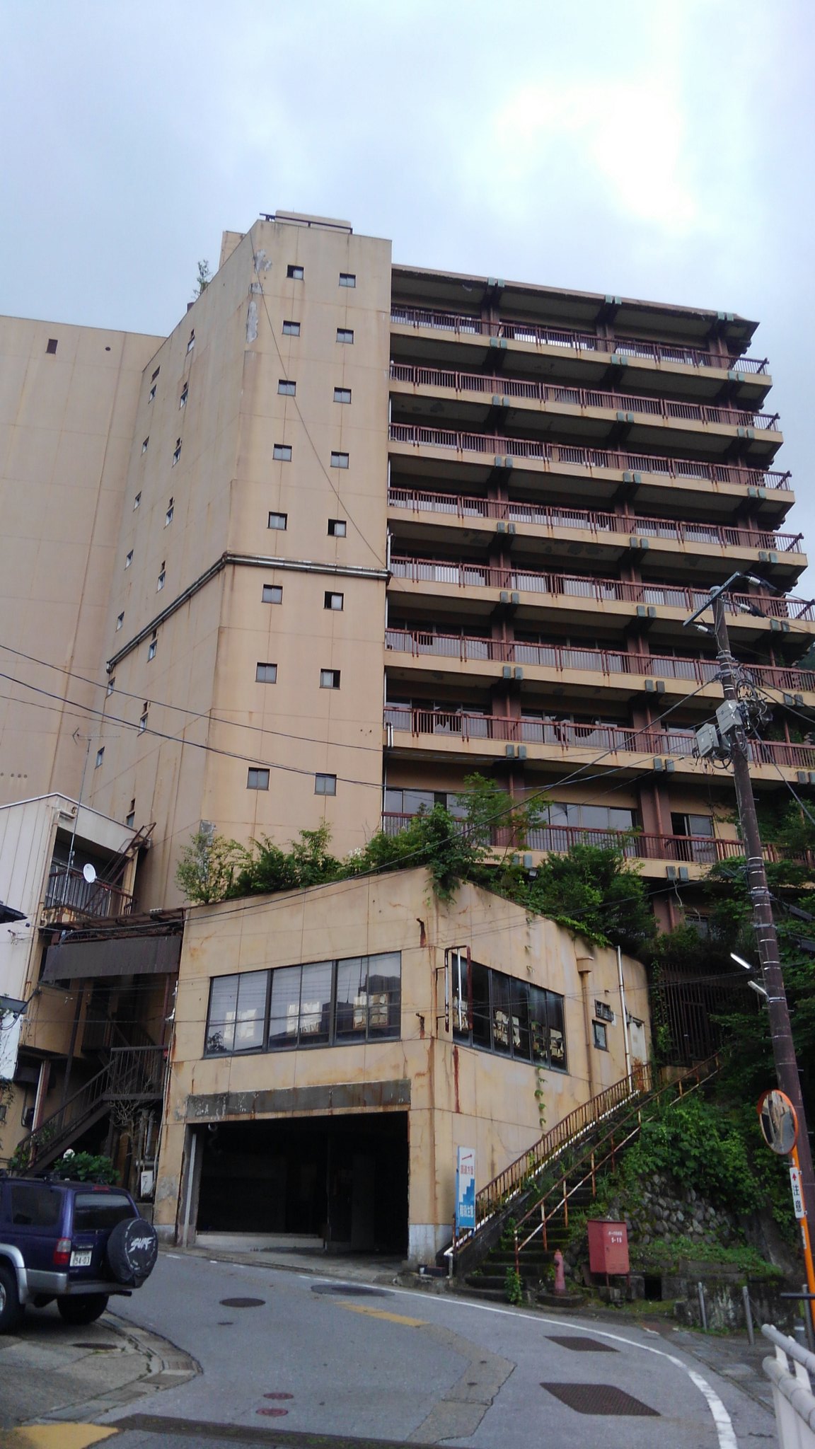 Anego 鬼怒川観光ホテル東館 何故にあの高さの窓が割られているのか º ỏ º T Co E7xywgupk5 Twitter