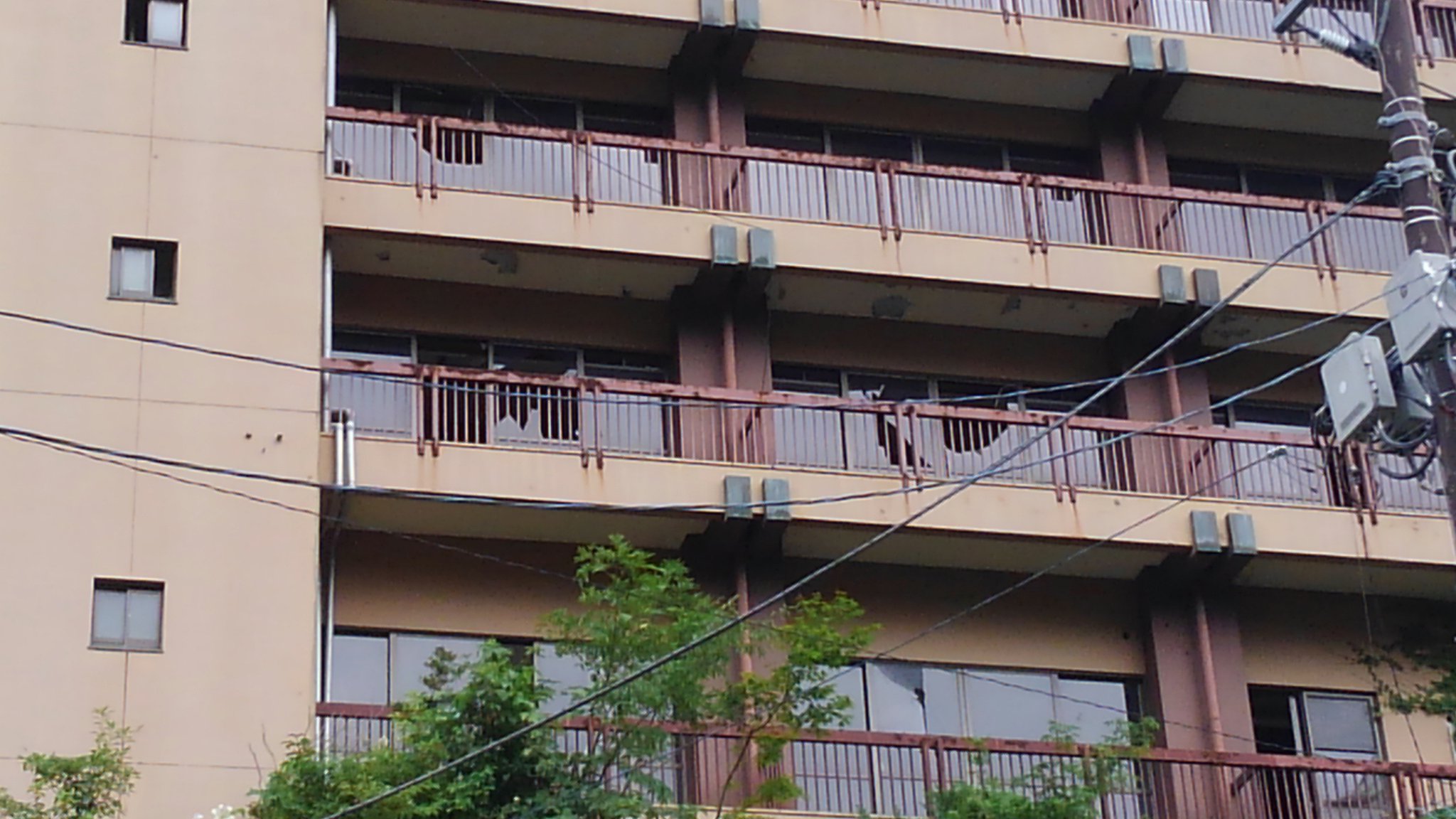 Anego 鬼怒川観光ホテル東館 何故にあの高さの窓が割られているのか º ỏ º T Co E7xywgupk5 Twitter
