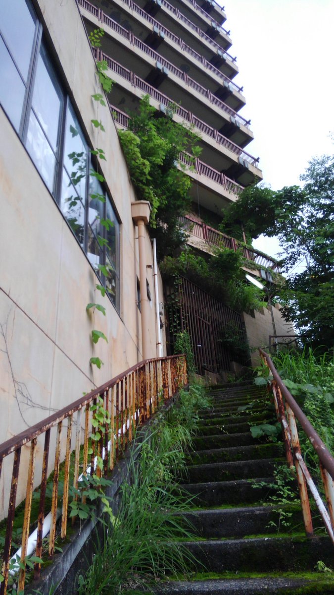 Anego 鬼怒川観光ホテル東館 何故にあの高さの窓が割られているのか º ỏ º