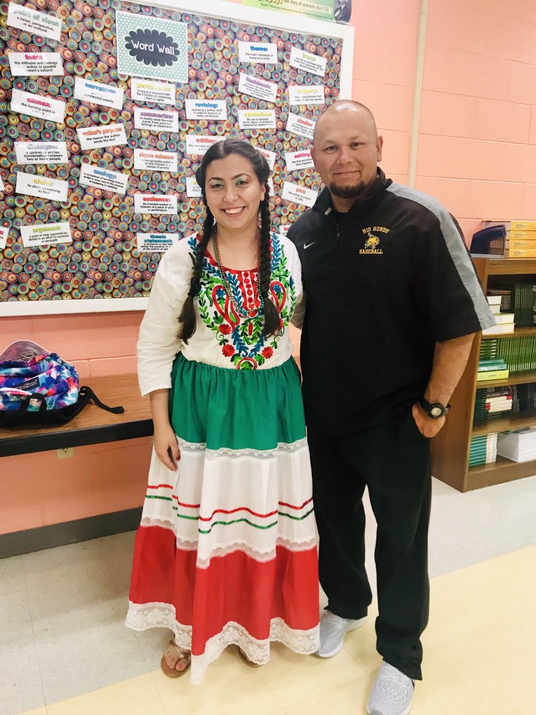 S_Gonzalez956's tweet photo. Marisol Robles celebrating 16 de Septiembre 🇲🇽 
@RHHS_Bobcats @RHbaseballFAITH @KinderGonzalez https://t.co/Vt4jp2r6ss