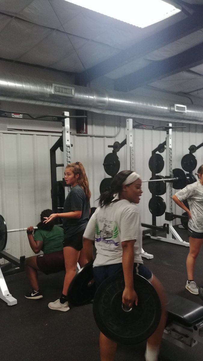 medalchicks's tweet photo. Work hard, play hard, get better every day #family #ironsharpensiron 💪🏀 https://t.co/qiDYfKupou