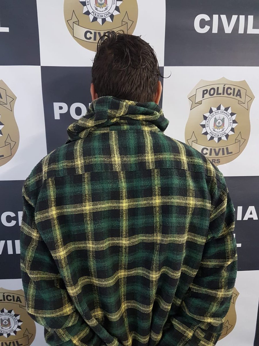 policiacivilrs's tweet image. Três pessoas são presas pelo crime de receptação em Pelotas. Recuperados, com o trio, três aparelhos celular recentemente roubados. Ação é desdobramento da #OpSmart que visa reprimir o roubo/furto e receptação desses objetos. #1DP_Pelotas