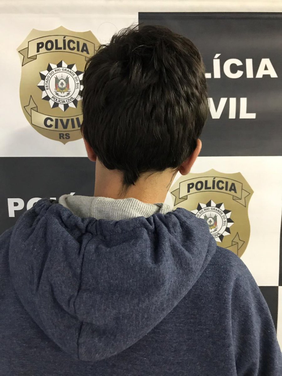 policiacivilrs's tweet image. Três pessoas são presas pelo crime de receptação em Pelotas. Recuperados, com o trio, três aparelhos celular recentemente roubados. Ação é desdobramento da #OpSmart que visa reprimir o roubo/furto e receptação desses objetos. #1DP_Pelotas