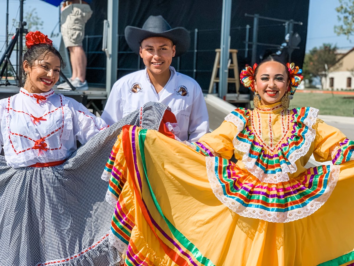 HSA_Pf's tweet photo. Manos arriba, HSA-Pf Tigers! 🐯 Our Folkloric Dance Team had the crowd going wild at the Pflugerville Pfamily Pfestival and Expo hosted by the @PflChamber this past Saturday! We even took a picture with @BryanM_KVUE! Thanks for the picture, Bryan! We had a blast! #HarmonyProud https://t.co/7vVd3y4Djp