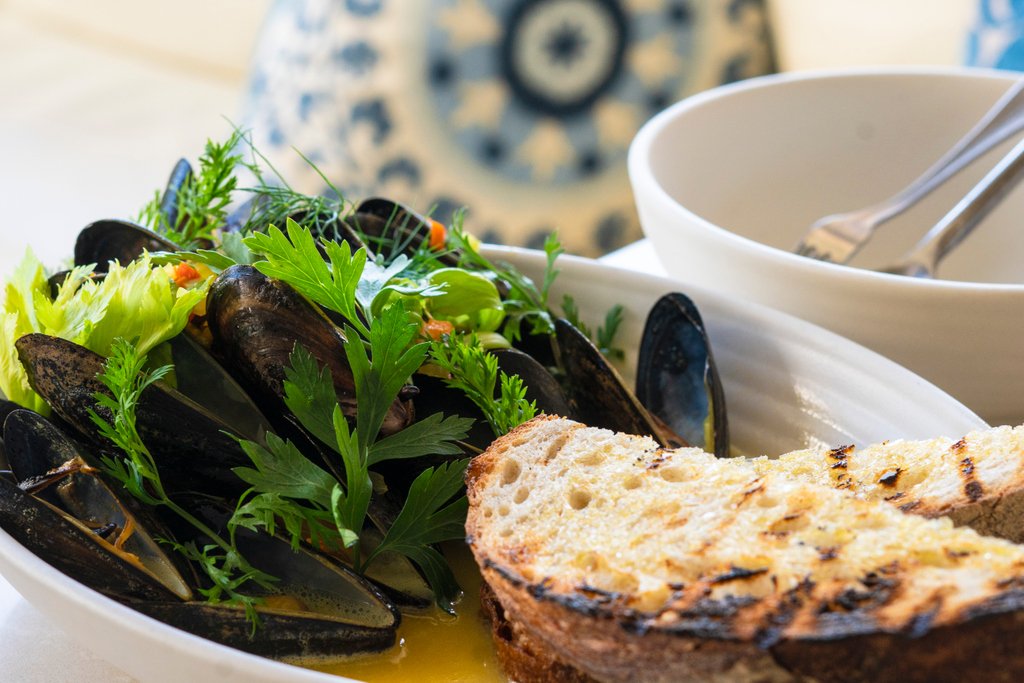 Light, fresh and simply delicious! Our Mussels are made with mirepoix, fennel, butter, saffron wine, herbs and grilled country bread is the perfect way to start the weekend #Mussels #Seafood #Delicous #SantuariLa