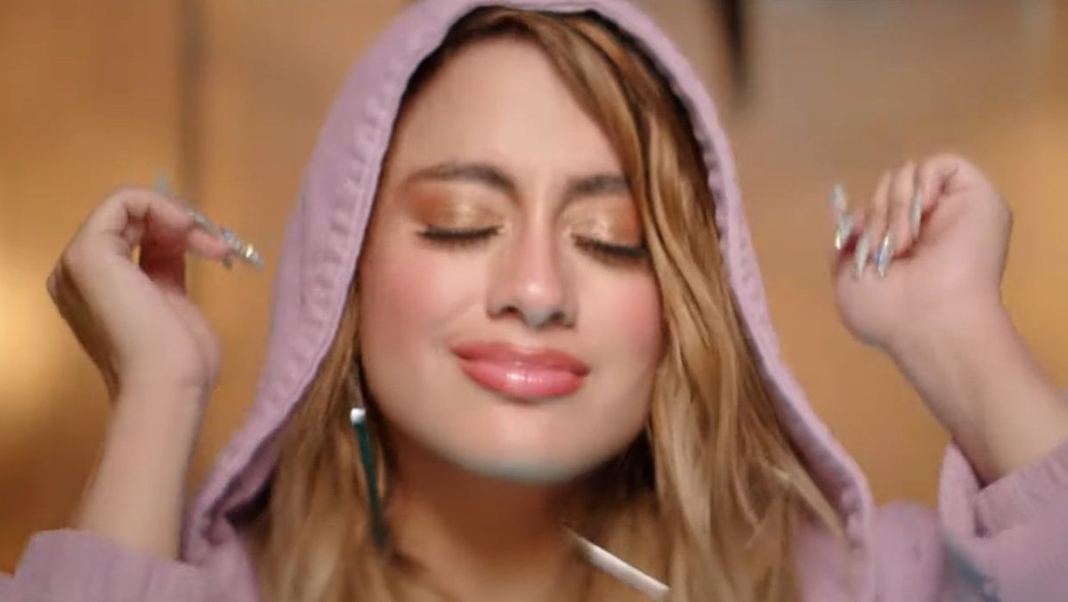 flameszccabello's tweet photo. ai gente, me apaixonei mais uma vez por Ally Brooke 

#HigherMusicVideo
#HigherOutNow 
#Higher https://t.co/6xAuPShvjj