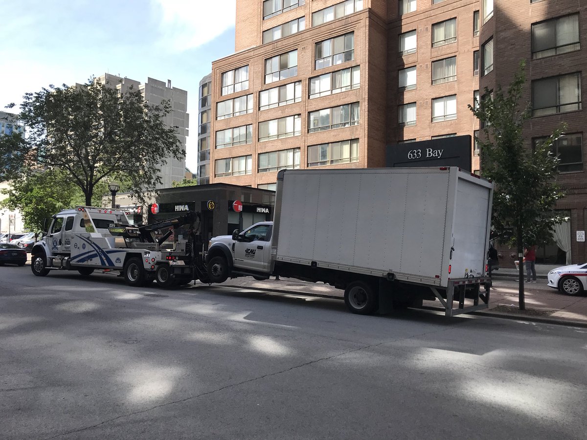 ParkingTPS's tweet photo. Doing your loading/unloading in a no stopping area will land you a $100🎫 and #TagAndTow https://t.co/nl1lz72RuH