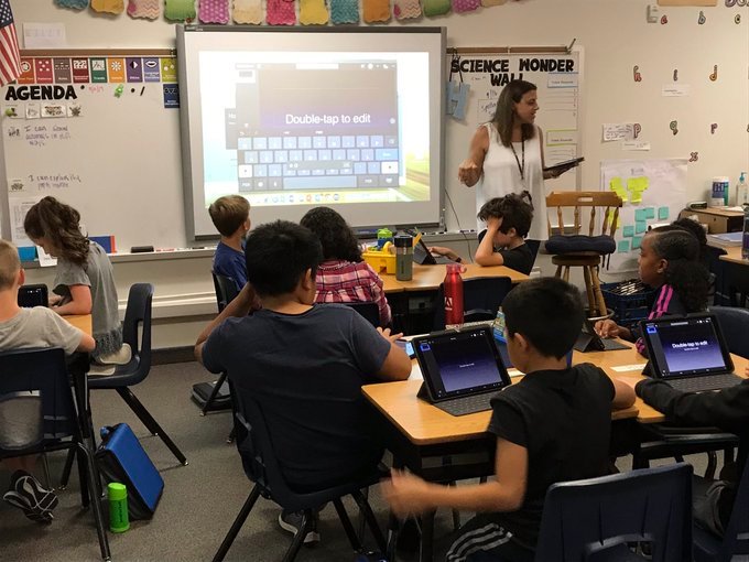 jsolnekfrazier's tweet photo. Ss in 4th w. Mrs. Houst learned how to use #Keynote to record thinking and strategies. Mrs. Houst is such a rock star- I lead for her first rotation and then she took over for the 2nd. 🎉 #DigitalLISD #lisdLandT #HVEproud #creationtools @HebronValleyES https://t.co/8UToHXiexl