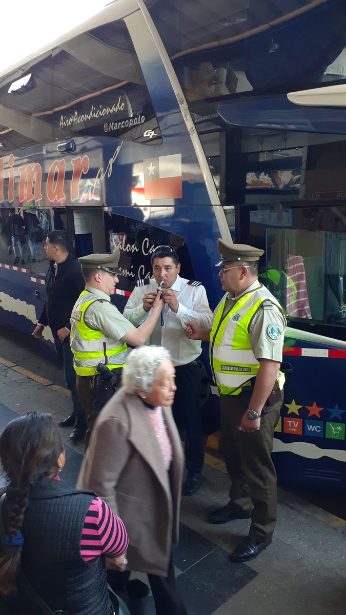 comisaria_21's tweet photo. #EstaciónCentral Oficina Micc. 21° Comisaría @Carabdechile  Realiza campaña preventiva de autocuidado y fiscalizaciones a conductores de buses en estas #FiestasPatrias2019 #TBEC #LaPrevencionEsNuestraEsencia  #OrdenyPatria https://t.co/D0IA7Ovfj4