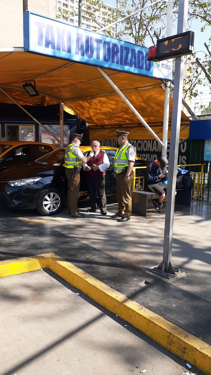 comisaria_21's tweet photo. #EstaciónCentral Oficina Micc. 21° Comisaría @Carabdechile  Realiza campaña preventiva de autocuidado y fiscalizaciones a conductores de buses en estas #FiestasPatrias2019 #TBEC #LaPrevencionEsNuestraEsencia  #OrdenyPatria https://t.co/D0IA7Ovfj4