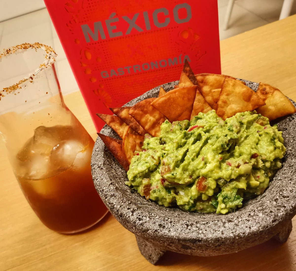 EsmeraldaMChef4's tweet photo. Cenita mexicana en el día internacional del #guacamole🥑, y con una deliciosa #michelada de acompañamiento.

#gastronomia #mexicana #mexico #cena #dinner #aguacate #guacamole #chef #cocina https://t.co/SAcOr1YBbM