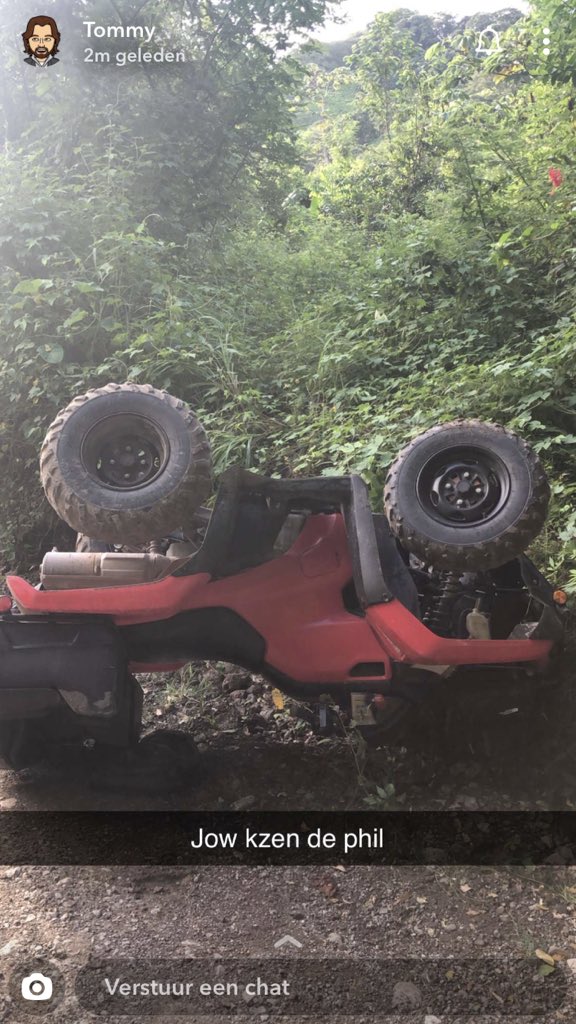 Na een verplichte wissel Philippe het stuur overhandigd. Even later volledig de bossen ingereden en gekanteld dat gene naam meer heeft. Na allebei te vallen, de Phil nog eens op mij gevallen en de quad net niet op onze kop gehad. <a href="/KingPhildo/">Philippe Verswijvel</a>, danku vr deze bijna doodervaring 😻😻