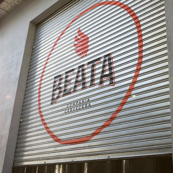 cervezabeata's tweet photo. Abrimos las puertas de la fábrica por primera vez! Te invitamos a festejar la Semana de la Cerveza Artesanal con una visita a nuestra CASA CERVECERA este viernes 20 de 18:30 a 20:30hs. Cupo limitado a 15 personas. Para inscribirte ingresa a nuestra web.Te esperamos. #momentobeata https://t.co/BrnRitnz2l