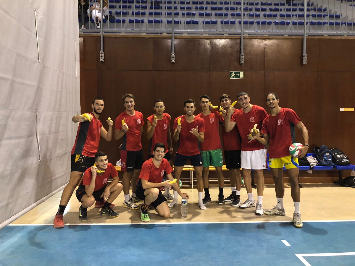 voleysanroque's tweet photo. Hey @platanosiempre nuestros jugadores de la Primera División Nacional de voleibol están locos por los plátanos! 🍌 Trabajamos para que esta temporada sea la del ascenso a Superliga 2. ¿Y si le ponemos sabor a la liga juntos? 😉

#elsabordelonuestro
#elsabordelsanroque https://t.co/wMRFoyYuFR